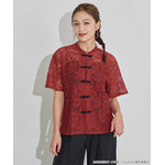 TVアニメ『らんま1/2』× earth music＆ecology Japan Label「チャイナレースシャツ」ボルドー　着用イメージ（C）高橋留美子・小学館/「らんま1/2」製作委員会