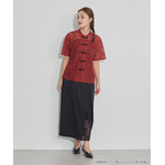 TVアニメ『らんま1/2』× earth music＆ecology Japan Label「チャイナレースシャツ」ボルドー　着用イメージ（C）高橋留美子・小学館/「らんま1/2」製作委員会