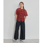 TVアニメ『らんま1/2』× earth music＆ecology Japan Label「チャイナレースシャツ」ボルドー　着用イメージ（C）高橋留美子・小学館/「らんま1/2」製作委員会