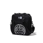 ニューエラ『ドラえもん』オリジナルコレクション新作「Square Shoulder Pouch」