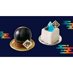 左：「夏油 傑のムース ～チョコレート＆オレンジ～」右：「五条 悟のムース ～ヨーグルト＆ブルーベリー～」（C）芥見下々／集英社・呪術廻戦製作委員会TM ＆（C） 2026 Universal Studios. All rights reserved.