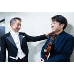 （左から）指揮者キンボー・イシイ、ヴァイオリニスト東亮汰