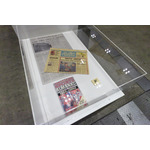 撮影で使用された小道具の展示(東京コミコン2025での展示の様子 ※博多マルイでの展示方法は異なります)