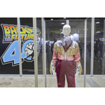 撮影で使用された小道具の展示(東京コミコン2025での展示の様子 ※博多マルイでの展示方法は異なります)