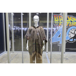 撮影で使用された小道具の展示(東京コミコン2025での展示の様子 ※博多マルイでの展示方法は異なります)