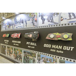 撮影で使用された小道具の展示(東京コミコン2025での展示の様子 ※博多マルイでの展示方法は異なります)