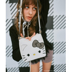 HELLO KITTY×VIS「ダブルフェイスハートカットミニショルダーバッグ」使用イメージ