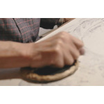 「摺り」：顔料が織りなす立体的な深み