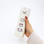 「ちいかわ」好きにはたまらない…♪ 赤いリボンと妖精姿が超キュート！ 癒しの表情あふれるコンパクトサイズのワンタッチステンレスボトルが登場 画像
