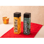 「名探偵コナンカフェ」ボトルドリンク レトロver.（左）とボトルドリンク マリンver.