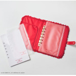 「Maison de FLEUR×HELLO KITTY いちごマルチケースBOOK RED」使用イメージ