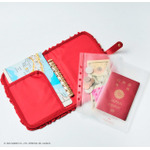「Maison de FLEUR×HELLO KITTY いちごマルチケースBOOK RED」使用イメージ