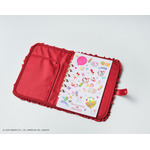 「Maison de FLEUR×HELLO KITTY いちごマルチケースBOOK RED」使用イメージ
