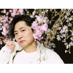 声優・下野紘、桜との美麗ショットが眼福♪「神の雫」亀梨和也×佐藤拓也が裏表紙に　「TVガイドVOICE STARS」 画像