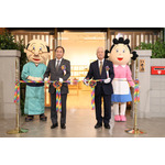 左から）波平、(株)フジテレビジョン代表取締役社長・清水賢治、長谷川町子美術館館長・川口淳二、サザエ