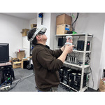 VRゴーグルをつけ、カメラワークや構図を決定するライブパート演出担当の錦織