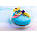 「波乗りプリンのビッグウェーブ」：アーモンド風味のスポンジに、 パッションフルーツなどを重ねた夏らしい爽快なケーキ。