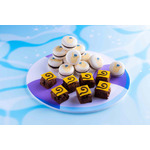 （写真上から）：「ぷかぷかプリンのダークチョコマカロン」「スコーンのしっぽ」