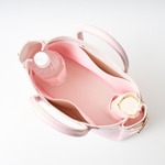 ヤングアンドオルセン「sweet presents YOUNG ＆ OLSEN The DRYGOODS STORE BELTED TOTE BAG BOOK PINK」使用イメージ