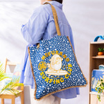 「mofusand」フリンジフラットトートバッグ　3,740円（税込）