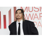 藤井風 独創性際立つ！レッドカーペット＆授賞フォト公開！ 「MUSIC AWARDS JAPAN 2026」で喜びのコメントも 画像