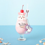 「映画ちいかわ 人魚の島のひみつ Collaboration CAFE」起きて～！古本屋のピーチスムージー　モモンガキーホルダー付き