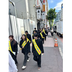 渋谷に“雷警報”発生!? アニメ『サンダー3』放送開始日に渋谷をジャック!学ラン33人が大捜索、カミナリがスペシャルネタ披露