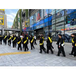 渋谷に“雷警報”発生!? アニメ『サンダー3』放送開始日に渋谷をジャック!学ラン33人が大捜索、カミナリがスペシャルネタ披露