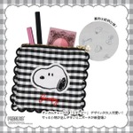 粧美堂【PEANUTS】スヌーピー ギンガムチェックシリーズ 　「ミニポーチ ＜BLACK＞」使用イメージ