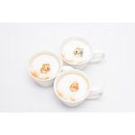 子ザメちゃんとお友達のランダムラテ 990 円／972 円（店内飲食／テイクアウト）