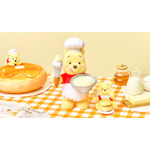 「くまのプーさん」8月3日は“はちみつの日”！コック帽をかぶったプーさんが超キュート♪とろ～りはちみつのパンケーキをテーマにした新コレクションが登場 画像