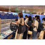 大賑わいの限定グッズ販売場所