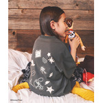 映画『トイ・ストーリー5』のGLOBAL WORK限定コレクション　KIDS用「ヘビロッ TEE」着用イメージ