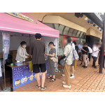 ノベルティ配布には長い列が！