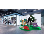 コレクションの世界観を表現した店舗装飾を展開