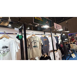 Tシャツ980円前後、描き下ろしデザイン多数！ “オタク全開じゃない”からこそ刺さる、ワークマン流「薬屋のひとりごと」「呪術廻戦」などアニメアパレルの秘密に迫る