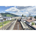 跨線橋からみた風景。アニメのシーンと同じ線路に特急が停車するのは1日1便だけ