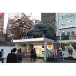 アニメーション映画『GODZILLA 怪獣惑星』公開記念！新宿東口にゴジラが突如出現！