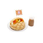 サンリオピューロランド「フレフレ★ピューロ学園」モーニングセットのフルーツメロンパン＆コーヒー牛乳（C）2022 SANRIO CO., LTD. TOKYO, JAPAN