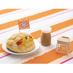 サンリオピューロランド「フレフレ★ピューロ学園」モーニングセットのフルーツメロンパン＆コーヒー牛乳（C）2022 SANRIO CO., LTD. TOKYO, JAPAN