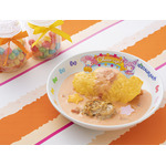 サンリオピューロランド「フレフレ★ピューロ学園」チアアップ！やわらかチキンのトマトクリームオムライス（C）2022 SANRIO CO., LTD. TOKYO, JAPAN