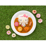 「Flower Puroland」ハローキティモチーフの「みんな なかよく」ピューロフラワーカレー（C）2023 SANRIO CO., LTD. TOKYO, JAPAN 著作 株式会社サンリオ