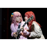 舞台「LIVE STAGE『ぼっち・ざ・ろっく！』」より公式写真（C）はまじあき／芳文社・アニプレックス（C）LIVE STAGE「ぼっち・ざ・ろっく！」製作委員会