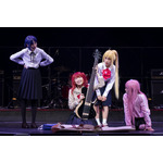 舞台「LIVE STAGE『ぼっち・ざ・ろっく！』」より公式写真（C）はまじあき／芳文社・アニプレックス（C）LIVE STAGE「ぼっち・ざ・ろっく！」製作委員会