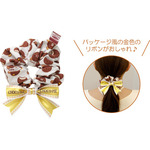 「リラックマ×チョコパイ」コラボ商品 シュシュ（C）2023 SAN-X CO., LTD. ALL RIGHTS RESERVED.