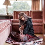 地元への想いを込めて ー 藤川千愛のデビューアルバム「ライカ」に同郷の千鳥ノブが初の歌詞提供
