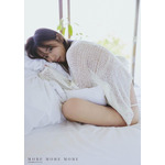 「井口裕香 写真集 MORE MORE MORE」画像