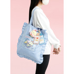 サンエックス「すみっコぐらし フリルトートバッグ（夢みるしっぽず）」使用例（C）2025 SAN-X CO., LTD. ALL RIGHTS RESERVED.
