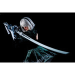 「NieR:Automata」2Bが使う「白の契約」を1/1スケールでスマート・トイ化！ キャラクターボイスも搭載 画像