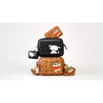 「クレヨンしんちゃん」×ドイツ発ラグジュアリーブランド“MCM”がコラボ♪ しんちゃん＆シロがおしゃれアイテムに 画像